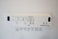 壁リモコンタイプのウォシュレット付き。すっきりした見た目で、トイレ奥の掃除もしやすいです。