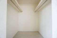 収納力豊富なウォークインクローゼット。洋服や小物などを1箇所にまとめて美しい収納を実現します。スーツケースのような大型の荷物も置けます＾＾