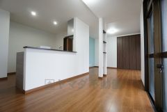 大きな窓のあるリビングは、陽光あふれる明るい空間です。居心地良く、ご家族皆がゆったり寛げる憩いの空間となりそうです。