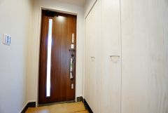 白を基調とした明るい玄関です。大容量のシューズボックスは家族全員の増えがちな靴や物をすっきり収納できます。