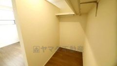 収納力豊富なウォークインクローゼット。洋服や小物などを1箇所にまとめて美しい収納を実現します。スーツケースのような大型の荷物も置けます＾＾