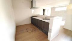 リビングにいるお子様を見守りながらお料理ができる対面キッチン。カウンタートップの汚れもサッと拭き取ることができ、お掃除ラクラク＾＾