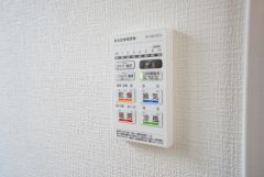 雨の日の洗濯も安心できる浴室暖房乾燥機付き浴室。リモコンで操作もボタン1つで簡単。