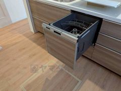 食事の後の手間を解消する食器洗い乾燥機付。冬場の洗い物で手荒れの悩みもなくなります。手洗いよりも節約できて便利。