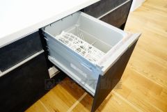 食事の後の手間を解消する食器洗い乾燥機付。冬場の洗い物で手荒れの悩みもなくなります。手洗いよりも節約できて便利。