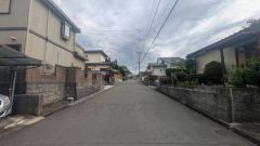 現地（2025年5月7日）撮影。大型車の通行が少なく、騒音や振動が少ないので静かで快適な生活を送れます。
