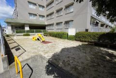 マンション横に箱崎2号公園があります。わざわざ出かけなくても、遊べるので天候に左右されにくいことも助かりますね＾＾