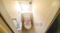 温水洗浄機付トイレです。節水機能もあるので、安心して使えますね。もちろん、1階2階の2ヶ所にトイレがあるので、忙しい朝にもゆとりができますね。