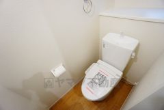 温水洗浄機付トイレです。節水機能もあるので、安心して使えますね。もちろん、1階2階の2ヶ所にトイレがあるので、忙しい朝にもゆとりができますね。