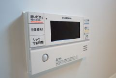 同仕様写真。湯量・湯温の設定、そして保温までワンタッチのフルオートバス。便利な追い炊き機能付きです。