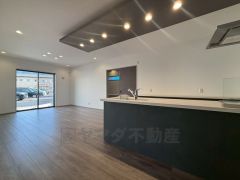 大きな窓のあるリビングは、陽光あふれる明るい空間です。居心地良く、ご家族皆がゆったり寛げる憩いの空間となりそうです。