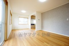 リビングは広々とした設計で、家族が集い、寛ぐ暮らしの空間を演出しています。思い思いの時間を過ごしたり、家族みんなで食事をしたり、素敵な団らんの場になりますね。