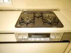 同時にたくさんの料理が調理できる3口コンロ。長時間熱を通しておきたい煮込み料理を作りながら、炒め物など同時進行で進められます。