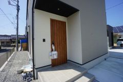 かざすだけで開閉できる、タッチキー採用の玄関。お買い物帰りで、両手がふさがってきても簡単に中に入れます＾＾