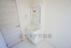 同仕様写真。三面鏡つき洗面台。鏡裏にたっぷりとした収納スペースがあります。鏡を閉めてしまえば小物は見えないため、スッキリとした印象の洗面台にできます。