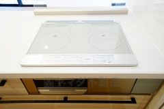 汚れてもサッとふける、お手入れのしやすいIHクッキングヒーター。オール電化なので経済的です。