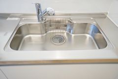 大きなお鍋も楽々洗える幅の広いシンクです＾＾ステンレスシンクなので簡単にお掃除できますよ。洗剤やスポンジもすっきりできる収納付き。