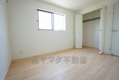 暖かい日差しが差し込む洋室。たっぷり収納できるクローゼット付きでお部屋の中をすっきりと快適に保てます。