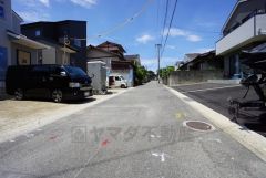 現地（2025年7月16日）撮影。住人以外の車の進入も少なく、小さなお子様を持つご家庭にも安心です。落ち着いた住宅地内で快適な生活を実現してみませんか。