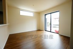 約16帖のLDK。対面式キッチンを中心としたリビングダイニングで家族の会話が弾みそうです。