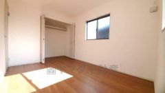 2面採光を確保した明るい室内は、風通しも良く、大変居心地の良い空間となっております。爽やかな風を感じて起きる朝は、快適生活の始まりに。