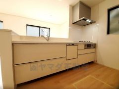 リビングやダイニングからキッチン周りが丸見えにならない対面式キッチン。テレビ鑑賞や家族との対話がしやすく、ご家族の温かい時間を演出します。