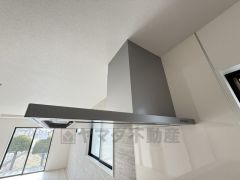 風量が弱・強と切替え可能なレンジフードが調理中の煙をしっかり吸い込みます。手元を照らすライト付きです。