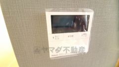 キッチン横からお湯張り、追い炊き、足し湯がボタン一つで楽々操作できる給湯機リモコンです。忙しい夕飯準備の時間帯に重宝しますね。