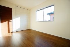 暖かい日差しが差し込む洋室。たっぷり収納できるクローゼット付きでお部屋の中をすっきりと快適に保てます。