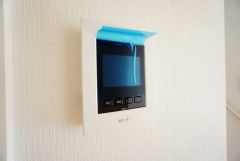 防犯はもちろん、セールスマン対策にもなるモニター付きインターホンです。お子さん1人での留守番時にも活躍しそうです。
