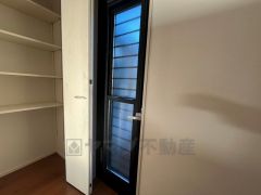 同仕様写真。勝手口付きキッチン。においがこもりやすいキッチンの換気にも役立ちます。ごみの仮置きにもなり、便利です＾＾