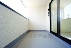 陽当たりの良いバルコニーです。お洗濯やお布団干しはもちろん、日光浴スペースにも。足元は防水工事施工済です。