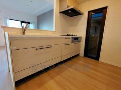 リビングにいるお子様を見守りながらお料理ができる対面キッチン。カウンタートップの汚れもサッと拭き取ることができ、お掃除ラクラク＾＾