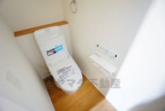 温水洗浄機付トイレです。節水機能もあるので、安心して使えますね。もちろん、1階2階の2ヶ所にトイレがあるので、忙しい朝にもゆとりができますね。