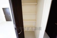 食品や飲料、調理器具を収納できるパントリー付き。週末に買いだめした食料を楽々収納できます。