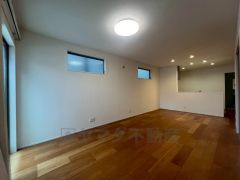 リビングは広々とした設計で、家族が集い、寛ぐ暮らしの空間を演出しています。思い思いの時間を過ごしたり、家族みんなで食事をしたり、素敵な団らんの場になりますね。