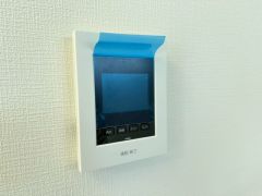 同仕様写真。防犯性、セキュリティ対策に安心できるテレビモニター付きインターフォンです。セールスマン対策にもなり安心できます。