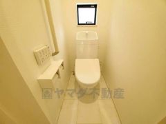 温水洗浄機付トイレです。節水機能もあるので、安心して使えますね。もちろん、1階2階の2ヶ所にトイレがあるので、忙しい朝にもゆとりができますね。