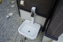 あると便利な外水栓。庭や駐車場まわりの掃除、洗車、アウトドア用品の洗浄が家の中を汚さずに行え、日常の手間を大幅に減らせる便利な設備です。