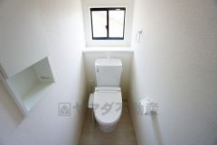 温水洗浄機付トイレです。節水機能もあるので、安心して使えますね。もちろん、1階2階の2ヶ所にトイレがあるので、忙しい朝にもゆとりができますね。