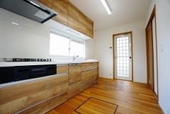 部屋の端に位置する壁付けキッチンは、デッドスペースができにくく、リビング・ダイニングを無駄なく広く活用できます。