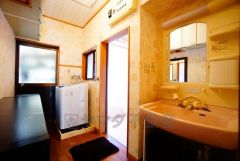 勝手口付きの洗面所。外から出入りできるので、庭作業時にも活躍します。湿気のこもりやすい洗面所の換気にも便利ですね＾＾