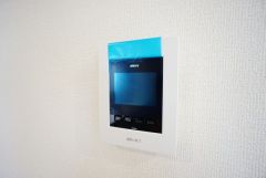 防犯はもちろん、セールスマン対策にもなるモニター付きインターホンです。お子さん1人での留守番時にも活躍しそうです。