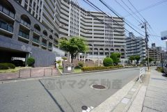 前面道路は広く、車同士がすれ違うスペースが十分にあります。落ち着いた住宅地内で快適な生活を実現してみませんか＾＾