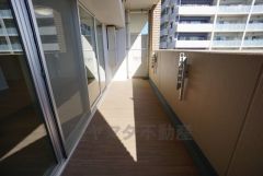 バルコニーは日当たり良好です。お洗濯物も気持ちよく干せそうです。日光浴をしたり、星を眺めたりも良いですね^^