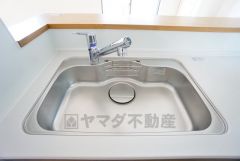 広々としたステンレスシンクには、洗剤やスポンジを収納出来るラック付き。広さも確保しているので、大きなお鍋も洗いやすいです。