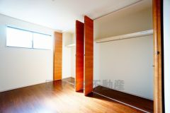 住む人のこだわりを活かす洋室。日当たりがよく、寝室としての利用もおすすめ。