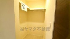 収納力豊富なウォークインクローゼット。洋服や小物などを1箇所にまとめて美しい収納を実現します。スーツケースのような大型の荷物も置けます＾＾