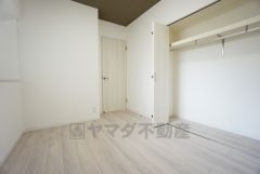 住む人のこだわりを活かす洋室。日当たりがよく、寝室としての利用もおすすめ。広めのクローゼットには荷物をすっきり片付けられ、ゆとりのある暮らしが出来ます＾＾