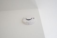 火災発生をいち早く知らせてくれる火災報知器は標準装備です。